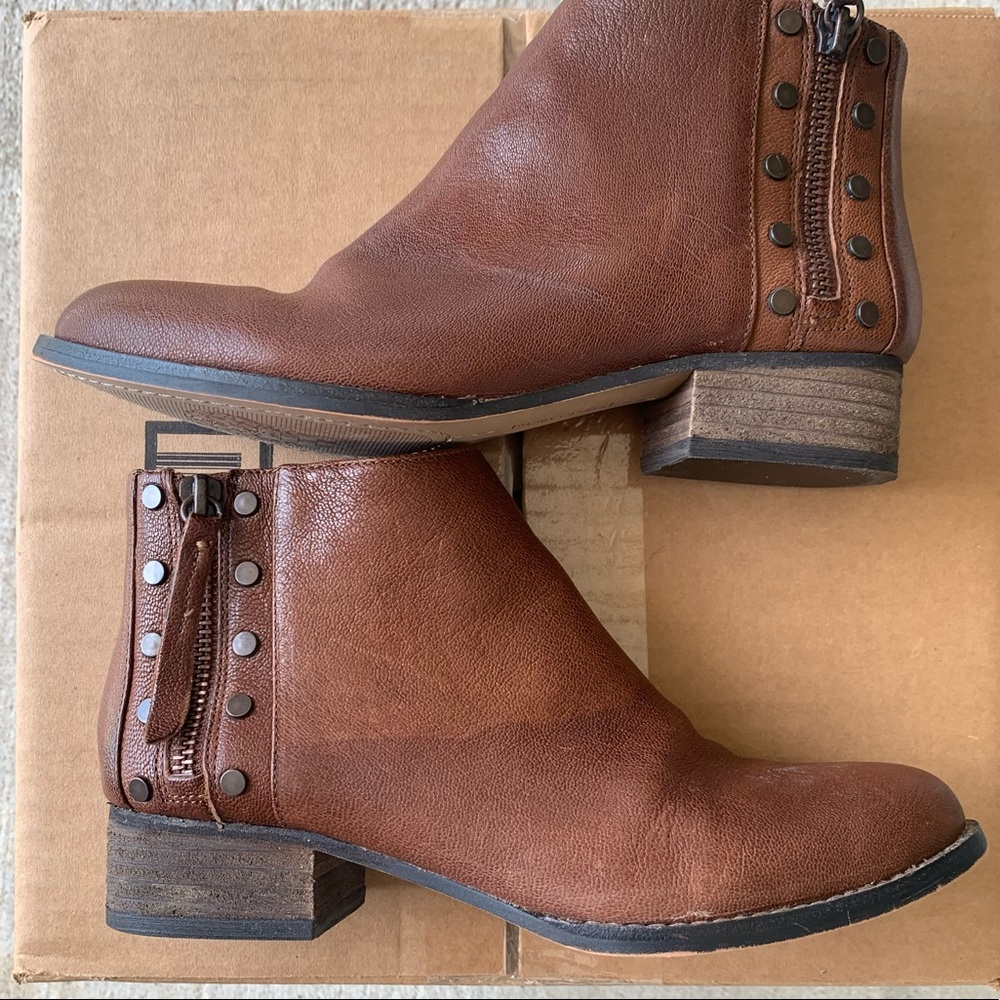 Vince Camuto Womens Ankle Boots Brown Leather Studded Pointed Toe Zipper